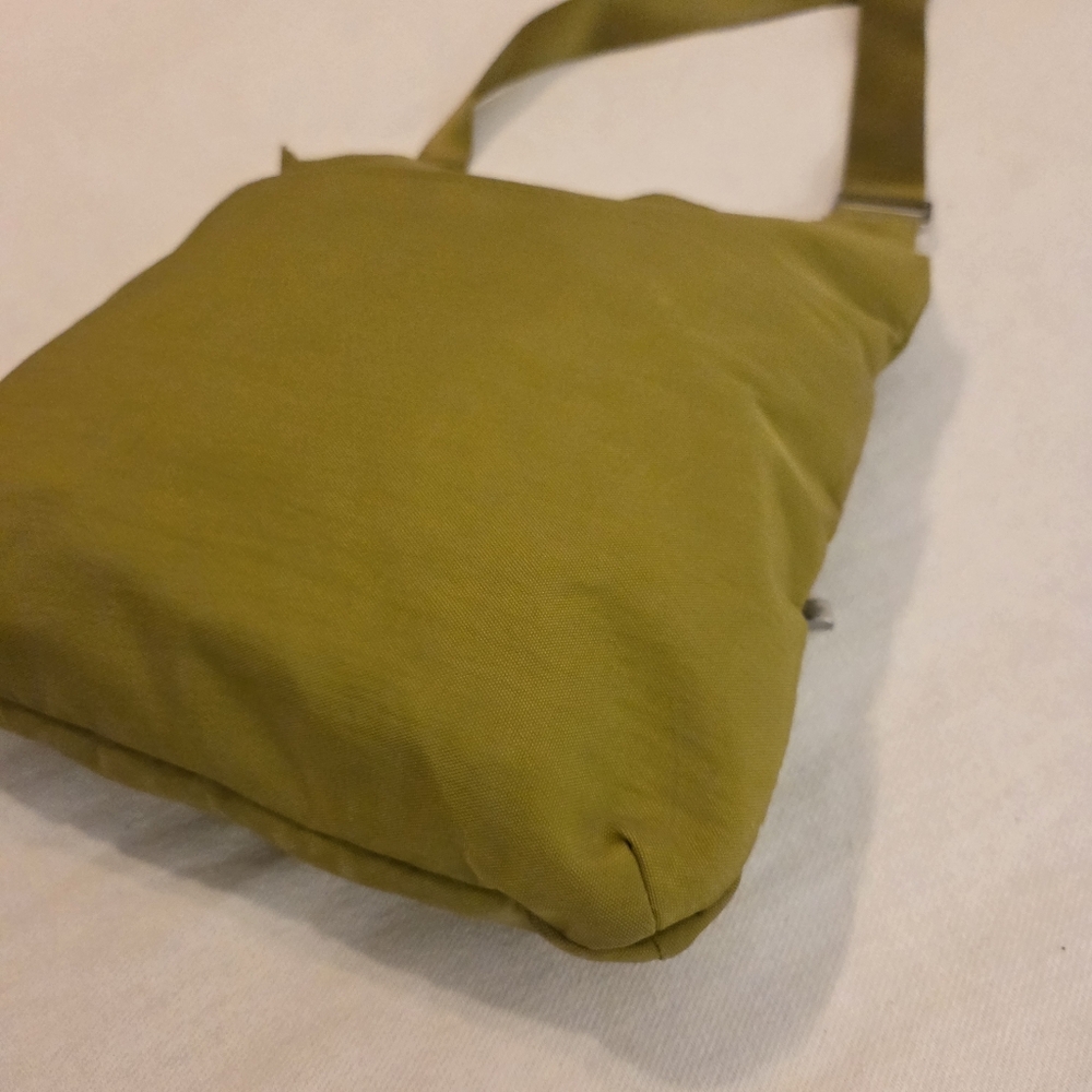 BAGGALLINI Bigโ Zipper Bagg RFID Green Nylon Triple Zip Crossbody Messenger Bag - Picture 5 of 13